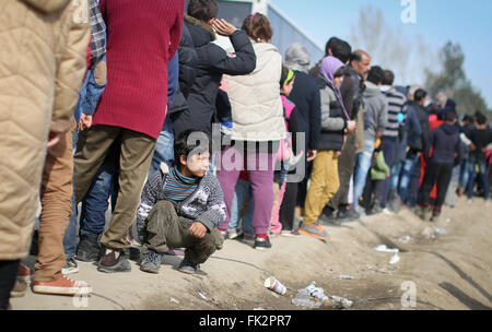 Idomeni, Griechenland. 6. März 2016. Flüchtlinge in die Warteschlange für Lebensmittel im Flüchtlingslager an der griechisch-mazedonischen Grenze in der Nähe von Idomeni, Griechenland, 6. März 2016. Nur wenige Flüchtlinge aus Syrien und dem Irak werden über die Grenze nach Mazedonien jeden Tag vermietet werden. Foto: KAY NIETFELD/Dpa/Alamy Live News Stockfoto