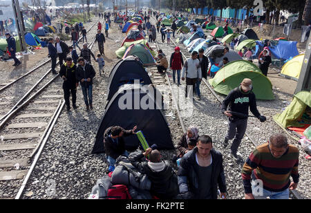 Idomeni, Griechenland. 6. März 2016. Flüchtlinge an der Railway tracks im Flüchtlingslager an der griechisch-mazedonischen Grenze in der Nähe von Idomeni, Griechenland, 6. März 2016. Nur wenige Flüchtlinge aus Syrien und dem Irak werden über die Grenze nach Mazedonien jeden Tag vermietet werden. Foto: KAY NIETFELD/Dpa/Alamy Live News Stockfoto