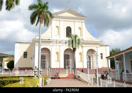 Trinidad, Kuba - 9. Januar 2016: Menschen zu Fuß auf dem Plaza Mayor Platz vor der Kirche auf Kolonialstadt Trinidad, Kuba Stockfoto