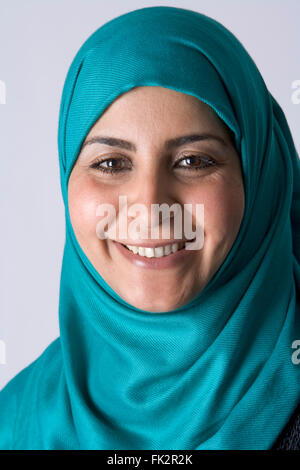Porträt einer glücklich arabisch muslimische Frau mit einem Schleier Stockfoto