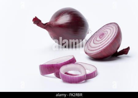 In Scheiben geschnittenen frischen roten Zwiebeln auf weißem Hintergrund Stockfoto