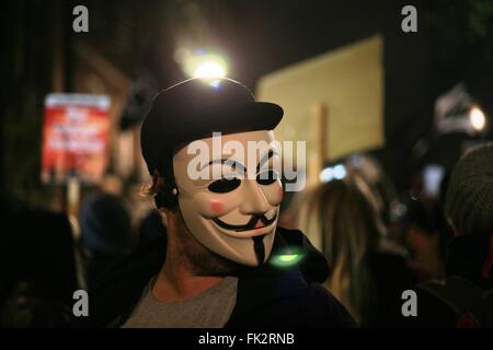 Ein Demonstrator in Maske, The Million Mask March, London, Großbritannien. Stockfoto