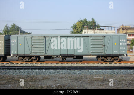 Chiang Mai, THAILAND-13. Februar 2016: gedeckte Güterwagen, Containerzug. Foto am Bahnhof von Chiang Mai. Thailand. Stockfoto