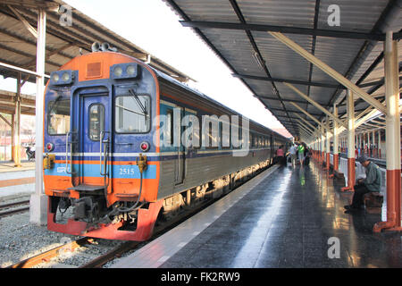 Chiang Mai, THAILAND-13. Februar 2016: Daewoo Diesel Triebwagen für Zug Nr. 12 bei Chiang Mai Railway station, Zug von Chiangmai Stockfoto