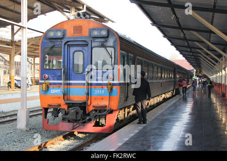 Chiang Mai, THAILAND-13. Februar 2016: Daewoo Diesel Triebwagen für Zug Nr. 12 bei Chiang Mai Railway station, Zug von Chiangmai Stockfoto