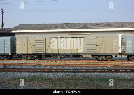 Chiang Mai, THAILAND-13. Februar 2016: gedeckte Güterwagen, Containerzug. Foto am Bahnhof von Chiang Mai. Thailand. Stockfoto