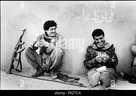 In der Nähe von Zakho, Norden des Irak, Kurdistan. März 1991.Fighters aus Kurdistan Front, während einer Pause bei der Bekämpfung, nehmen eine Zigarettenpause während des Aufstands von Kurden gegen die Truppen der Regierung Saddam Husseins. Foto von: Richard Wayman Stockfoto