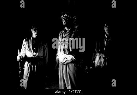 Zakho, Norden des Irak, Kurdistan. März 1991. Kämpfer aus Kurdistan vorne an einem Kontrollpunkt in der Nacht, während des Aufstands von Kurden gegen die Truppen der Regierung Saddam Husseins durch eine LKW-Scheinwerfer beleuchtet. Foto von: Richard Wayman Stockfoto