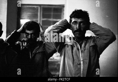 Zakho, Norden des Irak, Kurdistan. März 1991. Irakische Armee Gefangene der Front Kurdistan Kämpfer in der Nacht, während des Aufstands von Kurden gegen die Truppen der Regierung Saddam Husseins. Foto von: Richard Wayman Stockfoto