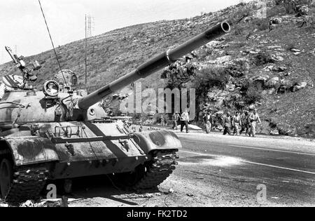 In der Nähe von Zakho, Norden des Irak, Kurdistan. März 1991. Kämpfer aus Kurdistan Front Umzug in erster Meereslinie Positionen, Angriff auf irakische Kräfte während des Aufstands von Kurden gegen die Truppen der Regierung Saddam Husseins zu konfrontieren. Vorbei an einem zerstörten irakischen Panzer. Foto von: Richard Wayman Stockfoto