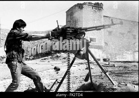 In der Nähe von Zakho, Norden des Irak, Kurdistan. März 1991. Ein Kämpfer aus Kurdistan Front feuert ein schweres Maschinengewehr auf einen Angriff auf irakische Hubschrauber während des Aufstands von Kurden gegen die Truppen der Regierung Saddam Husseins. Stockfoto