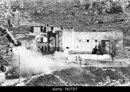 In der Nähe von Zakho, Norden des Irak, Kurdistan. März 1991. Kämpfer aus der Front Kurdistan Feuer eine Recoiless Gewehr auf einen Angriff auf irakische Hubschrauber während des Aufstands von Kurden gegen die Truppen der Regierung Saddam Husseins. Stockfoto