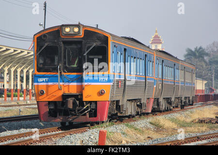 Chiang Mai, THAILAND-13. Februar 2016: Thn Diesel Triebwagen im Bahnhof Chiangmai, Thn Madein Japan. Zug von chiangmai Stockfoto