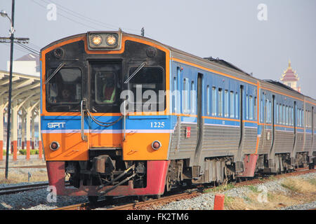 Chiang Mai, THAILAND-13. Februar 2016: Thn Diesel Triebwagen im Bahnhof Chiangmai, Thn Madein Japan. Zug von chiangmai Stockfoto