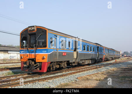 Chiang Mai, THAILAND-13. Februar 2016: Thn Diesel Triebwagen im Bahnhof Chiangmai, Thn Madein Japan. Zug von chiangmai Stockfoto