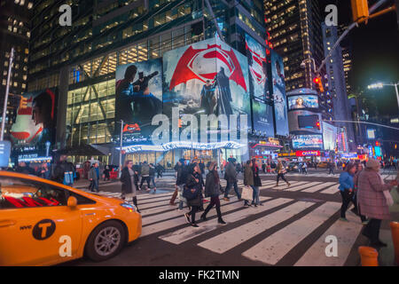 Werbung für die Warner Bros ' Batman V Superman: Dawn of Justice "Film auf dem Times Square in New York auf Dienstag, 1. März 2016 zu sehen ist.  (© Richard B. Levine) Stockfoto