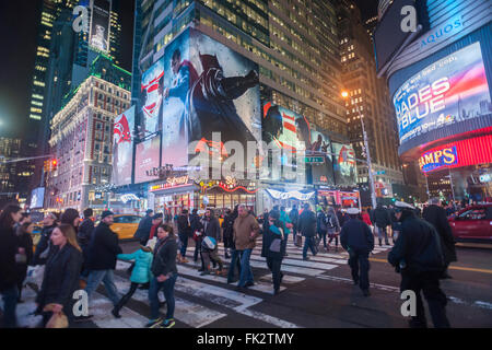 Werbung für die Warner Bros ' Batman V Superman: Dawn of Justice "Film auf dem Times Square in New York auf Dienstag, 1. März 2016 zu sehen ist.  (© Richard B. Levine) Stockfoto