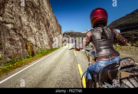 Biker-Girl fährt ein Motorrad im Regen. First-Person-Ansicht. Stockfoto