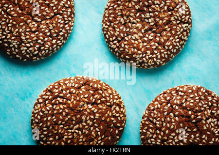 Frische natürliche hausgemachte Knusprige Kekse mit Sesam. Flache Ansicht, Textfreiraum. Stockfoto