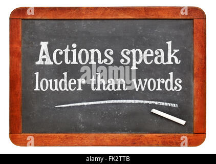 Taten sprechen lauter als Worte Sprichwort - weiße Kreide Text auf einer Vintage Schiefer-Tafel Stockfoto