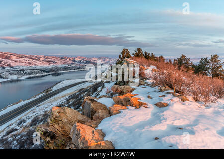 Winter-Sonnenaufgang über Horsetooth Reservoir und Centennial Straße in der Nähe von Fort Collins in northern Colorado Stockfoto