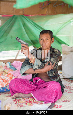 Indigener Kayin-Kämpfer der Karen National Liberation Army (KNLA), bewaffneter Flügel der KNU (Karen National Union) mit Pistole, Tanintharyi, Myanmar Stockfoto