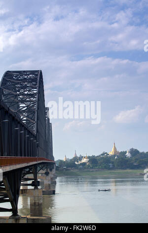 Die Yadanabon oder Irrawaddy Road Brücke über den Ayeyarwady Fluss, verbindet Sagaing & Mandalay, mit der Shwe-kyet-yet und Shwe-kyet-kya Pagoden / payas Stockfoto