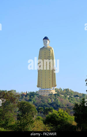 Bodhi Tataung Laykyun Sekkya stehende Buddha-Statue in Myanmar, dem 2. höchsten in der Welt Stockfoto