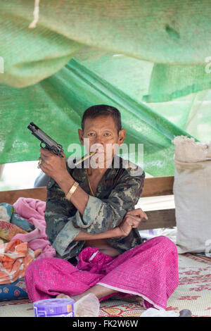 Indigener Kayin-Kämpfer der Karen National Liberation Army (KNLA), bewaffneter Flügel der KNU (Karen National Union) mit Pistole, Tanintharyi, Myanmar Stockfoto