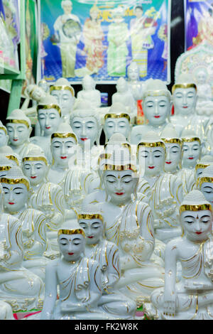 Keramik sitzende Buddhas zum Verkauf in einem touristischen Shop in einem Markt in Mandalay, Myanmar, Asien Stockfoto