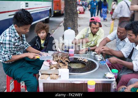 Asien, Südostasien, Myanmar Yangon Straße restaurant Stockfoto