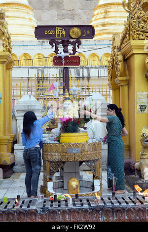 Tempel in der buddhistischen Shwedagon-Pagode Stockfoto