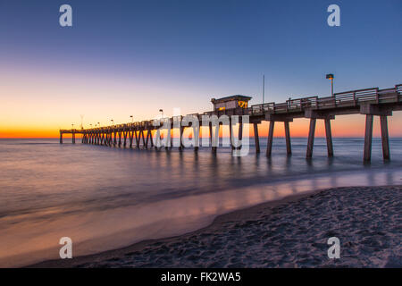 Sonnenuntergang über dem Golf von Mexiko und Venedig Pier in Venice Florida Stockfoto