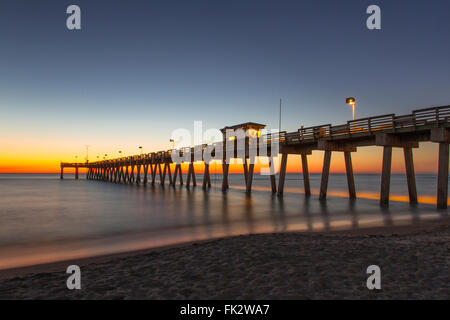 Sonnenuntergang über dem Golf von Mexiko und Venedig Pier in Venice Florida Stockfoto