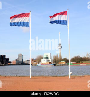 Holländische Fahnen Höhenflug im Hintergrund 185 Meter hohen Euromast Aussichtsturm in Rotterdam, Niederlande Stockfoto