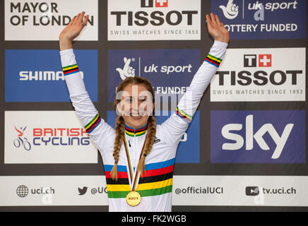 Lee Valley VeloPark, Queen Elizabeth Olympic Park London, UK. 6. März 2016. Laura Trott [GBR] gewinnt die WomenÕs Omnium, um Weltmeister zu werden. Bildnachweis: Stephen Bartholomäus/Alamy Live-Nachrichten Stockfoto