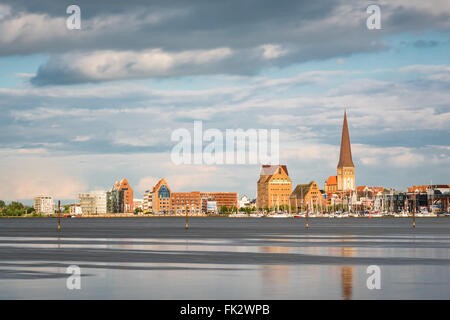 Blick über den Fluss Warnow in Rostock (Deutschland) Stockfoto