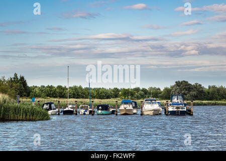 Der Fluss Warnow mit einige Boote auf einem pier Stockfoto