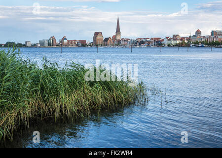 Blick über den Fluss Warnow in Rostock (Deutschland) Stockfoto