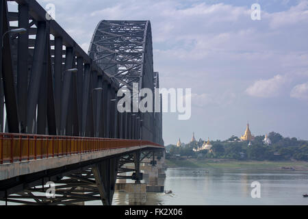 Die Yadanabon oder Irrawaddy Road Brücke über den Ayeyarwady Fluss, verbindet Sagaing & Mandalay, mit der Shwe-kyet-yet und Shwe-kyet-kya Pagoden / payas Stockfoto