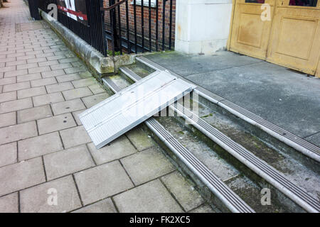 Zugängliche Rampe außerhalb Seymour Leisure Centre, London, UK Stockfoto