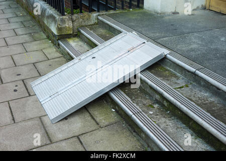 Zugängliche Rampe außerhalb Seymour Leisure Centre, London, UK Stockfoto