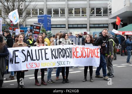 London, UK. 6. März 2016. Demonstranten aus der LSESU halten Banner zur Unterstützung der kurdischen Kampf gegen den türkischen Staat. Bildnachweis: Marc Ward/Alamy Live-Nachrichten Stockfoto