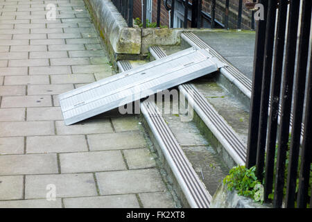 Zugängliche Rampe außerhalb Seymour Leisure Centre, London, UK Stockfoto