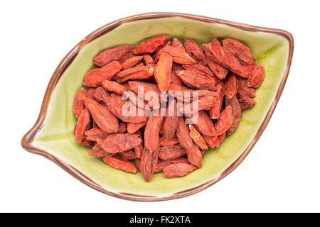getrockneten Gojibeeren auf einem isolierten Blatt geformt Keramikschale, Ansicht von oben Stockfoto