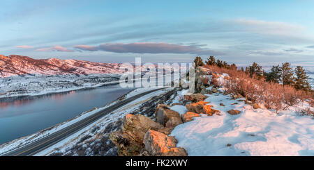 Panorama der Winter Sonnenaufgang über Horsetooth Reservoir in der Nähe von Fort Collins in northern Colorado Stockfoto