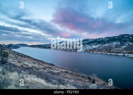 Winter-Morgendämmerung über Bergsee - Horestooth-Stausee in der Nähe von Fort Collins in northern Colorado, Winterlandschaft vor Sonnenaufgang Stockfoto