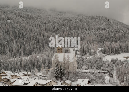 Winter hat einen späten Auftritt in Scuol im Kanton Graubünden, Schweiz. Stockfoto