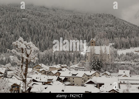 Winter hat einen späten Auftritt in Scuol im Kanton Graubünden, Schweiz. Stockfoto