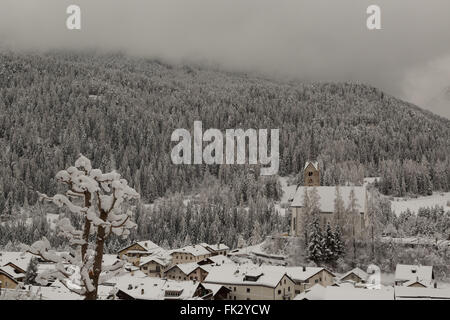 Winter hat einen späten Auftritt in Scuol im Kanton Graubünden, Schweiz. Stockfoto